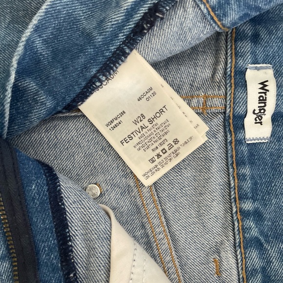 Wrangler’s Festival Short - size 28 - Picture 3 of 3